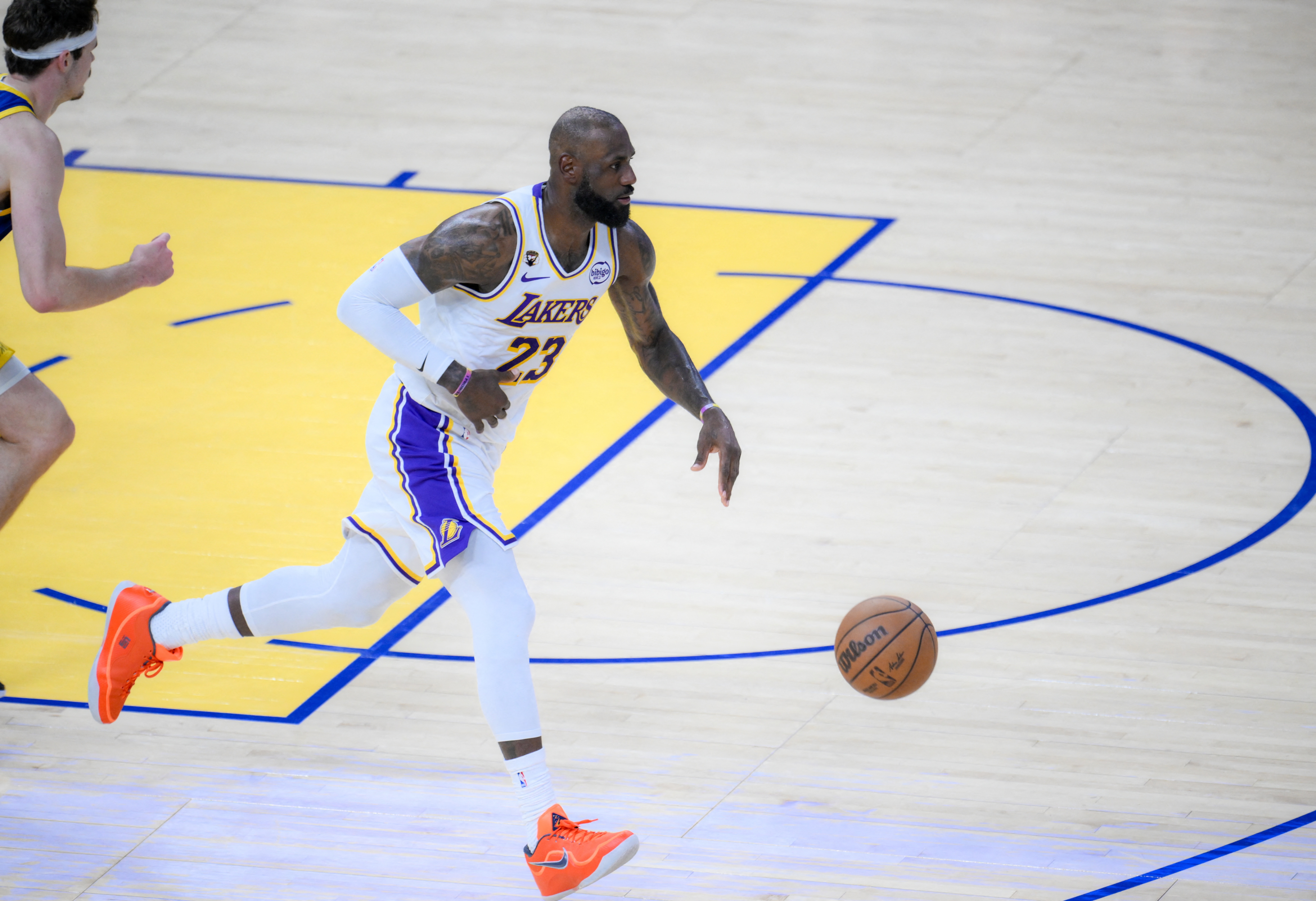 开云体育官网-湖记:詹姆斯或首次面临无法掌控的局面 其湖人生涯可能画上问号