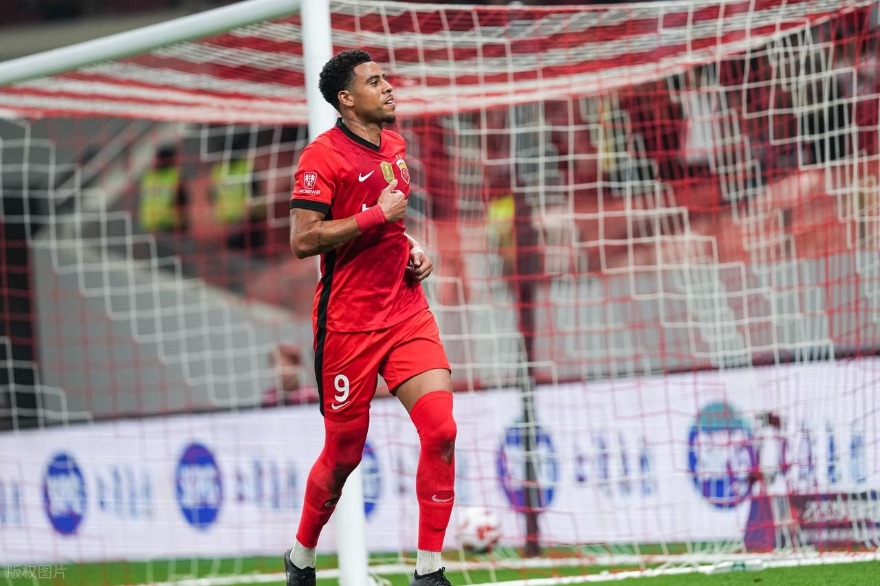 开云-上港中锋离队后敲定新东家，本赛季将为河南队出战中超，引发热议